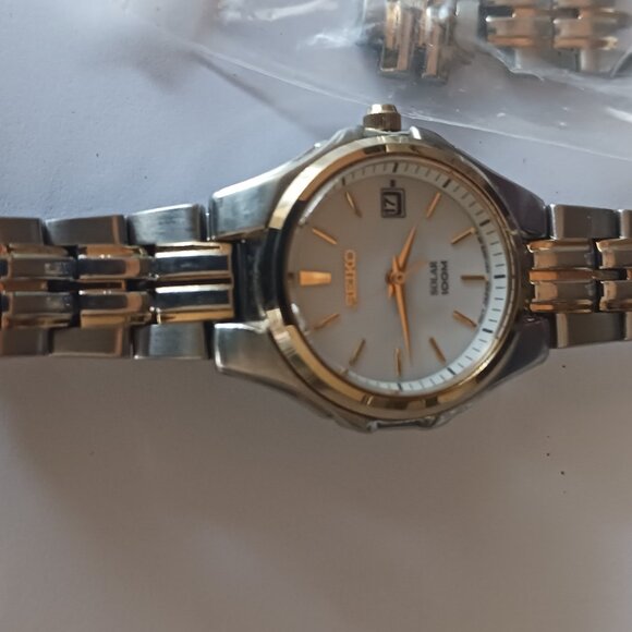 Seiko Solar V187 Quartz Core Silver Dial Lady Watch - Picture 1 of 8